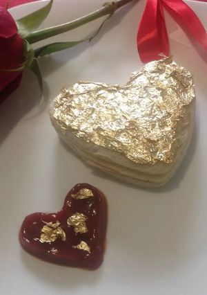 Φωτογραφία της συνταγής Mini σάντουιτς με ψωμί τοστ σε σχήμα καρδιάς, αλλαντικά, τυρί, φύλλο χρυσού