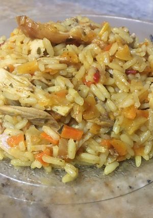 Una foto de Arroz con verduras, pollo y curry