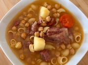 Una foto de fideos coditos