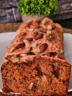 Una foto de CARROT CAKE INTEGRAL CON BAÑO DE CHOCOLATE Y FRUTOS SECOS ❤️