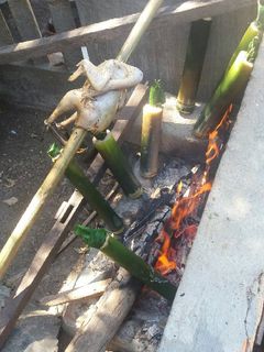 Hình của món Gà nướng ăn cùng cơm lam.