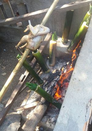Hình của món Gà nướng ăn cùng cơm lam.