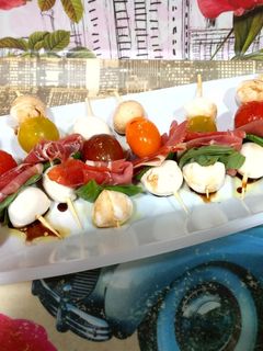 Una foto de Brochetas caprese con jamón