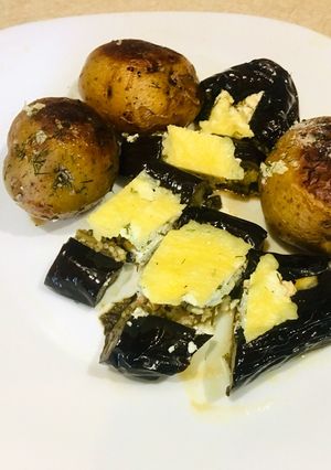 Фото Запечённые баклажаны с начинкой из творога, зелени и чеснока.