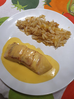 Una foto de Salmón noruego en salsa holandesa con guarnición caramelizada