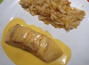 Foto principal de Salmón noruego en salsa holandesa con guarnición caramelizada