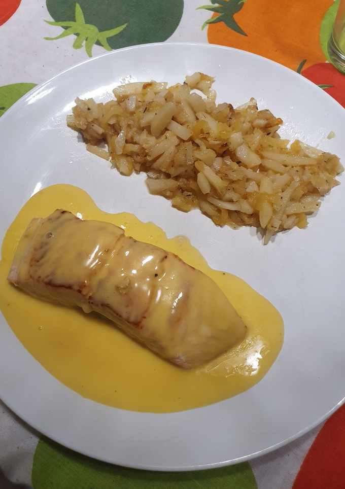 Una foto de Salmón noruego en salsa holandesa con guarnición caramelizada