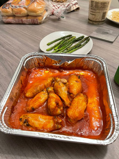 Una foto de Alitas de pollo con salsa picante (Buffalo wings)
