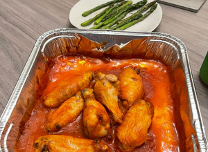 Una foto de Alitas de pollo con salsa picante (Buffalo wings)