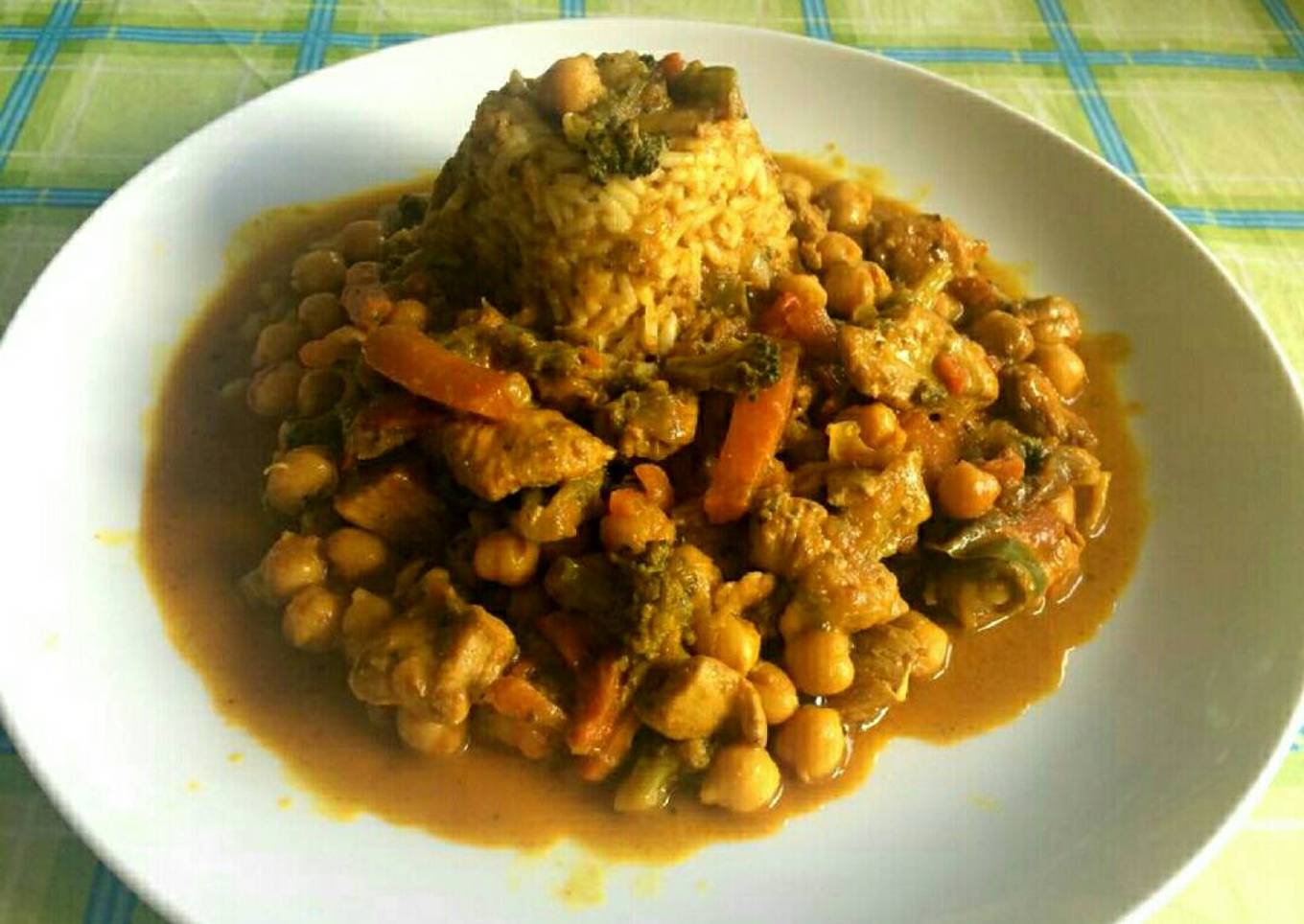 Curry madrás de pollo, verduras y garbanzos