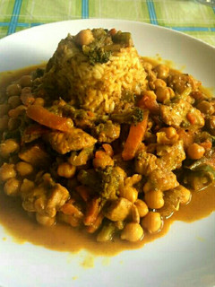 Una foto de Curry madrás de pollo, verduras y garbanzos