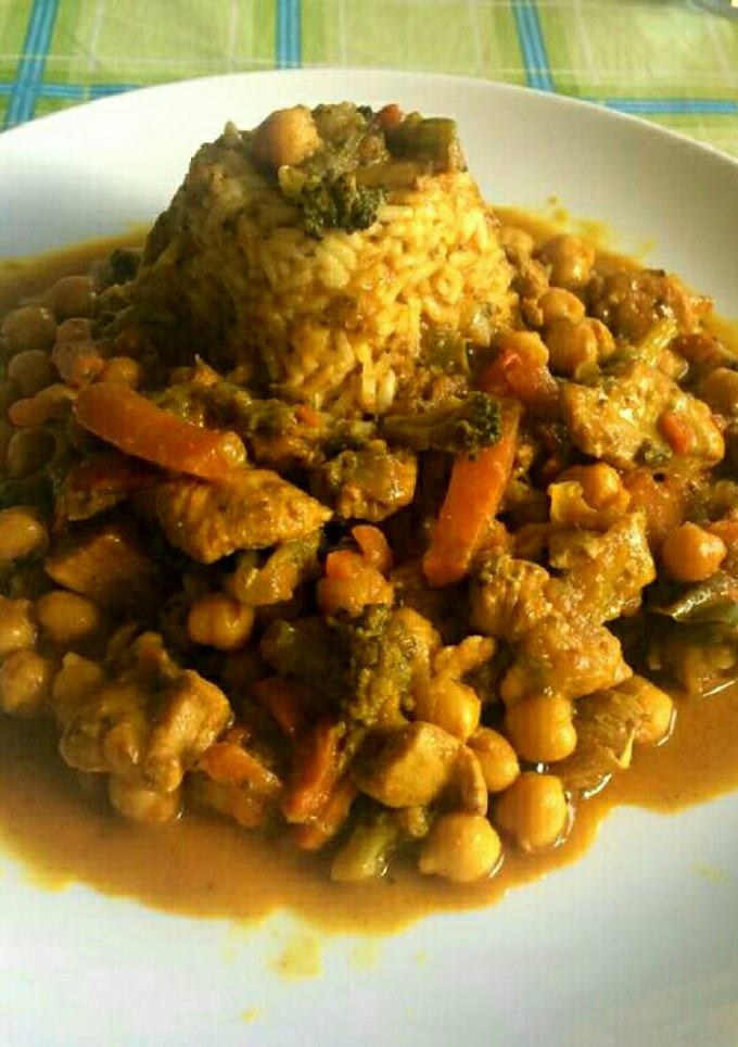 Una foto de Curry madrás de pollo, verduras y garbanzos