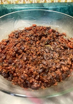 Una foto de FE AL HORIZONTE Frijoles Negros con Epazote y Chorizo de Pollo