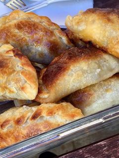 Una foto de Empanadas criollas argentinas con carne cortada a cuchillo🔪
