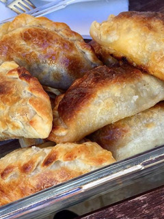 Una foto de Empanadas criollas argentinas con carne cortada a cuchillo🔪