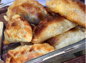 Una foto de Empanadas criollas argentinas con carne cortada a cuchillo🔪