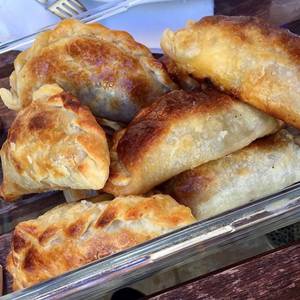 Empanadas criollas argentinas con carne cortada a cuchillo?