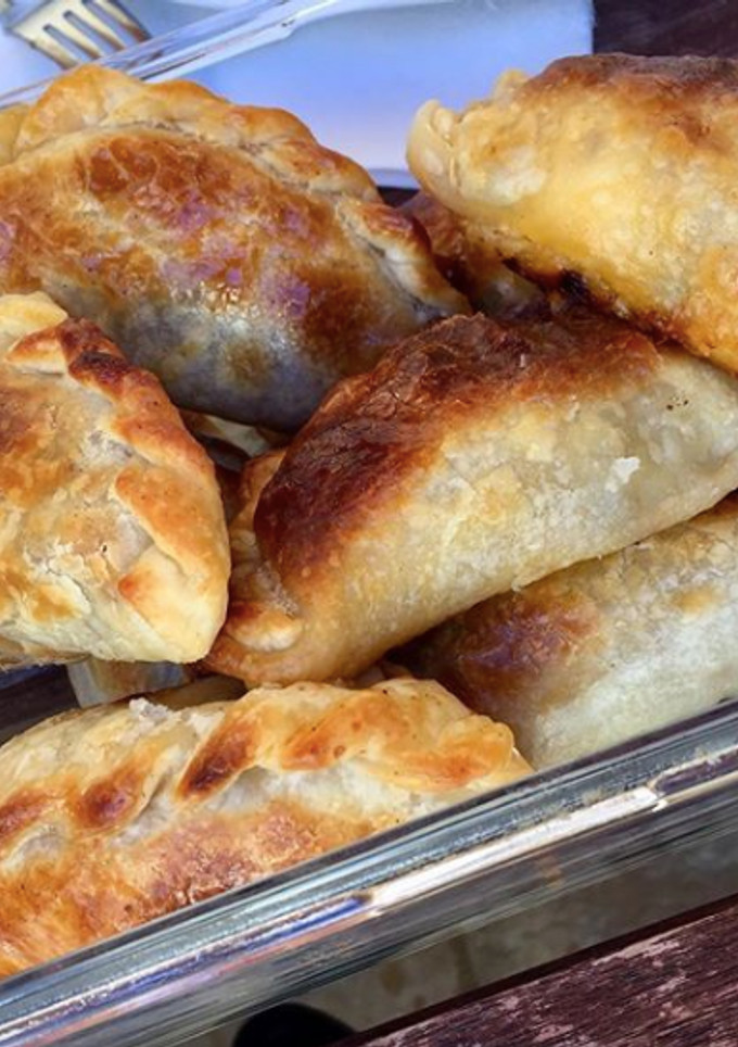 Una foto de Empanadas criollas argentinas con carne cortada a cuchillo🔪