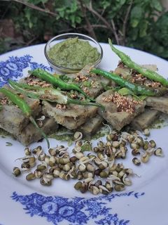 ફણગાવેલા મગ ના ઢોકળા (Sprouted Moong Dhokla Recipe In Gujarati) રેસીપી મુખ્ય ફોટો