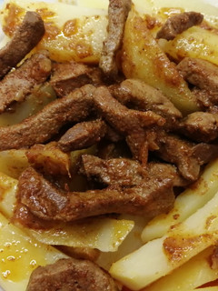 Resztelt borjúmáj főtt burgonyával recept fotója