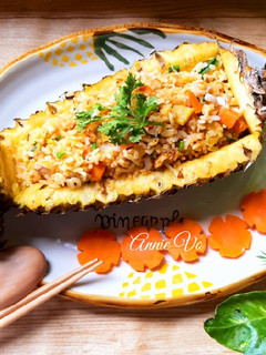 Hình của món Cơm chiên trái thơm.