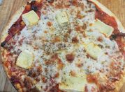 Una foto de pizza queso brie