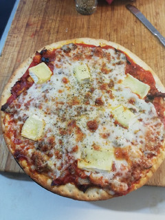 Una foto de Homemade pizza de pisto y queso brie