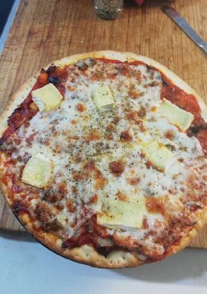 Una foto de Homemade pizza de pisto y queso brie