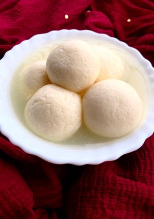 বাঙালির প্রিয় রসগোল্লা(bangalir priyo rosogolla recipe in Bengali) রেসিপির প্রধান ছবি