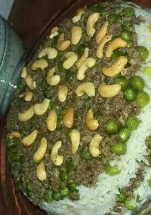 A picture of Maqluba with Rice and Peas.