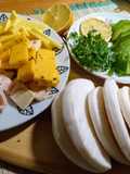 Bao buns rellenos con aguacate y quesos cheddar y cress (berro germinado)