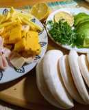Bao buns rellenos con aguacate y quesos cheddar y cress (berro germinado)