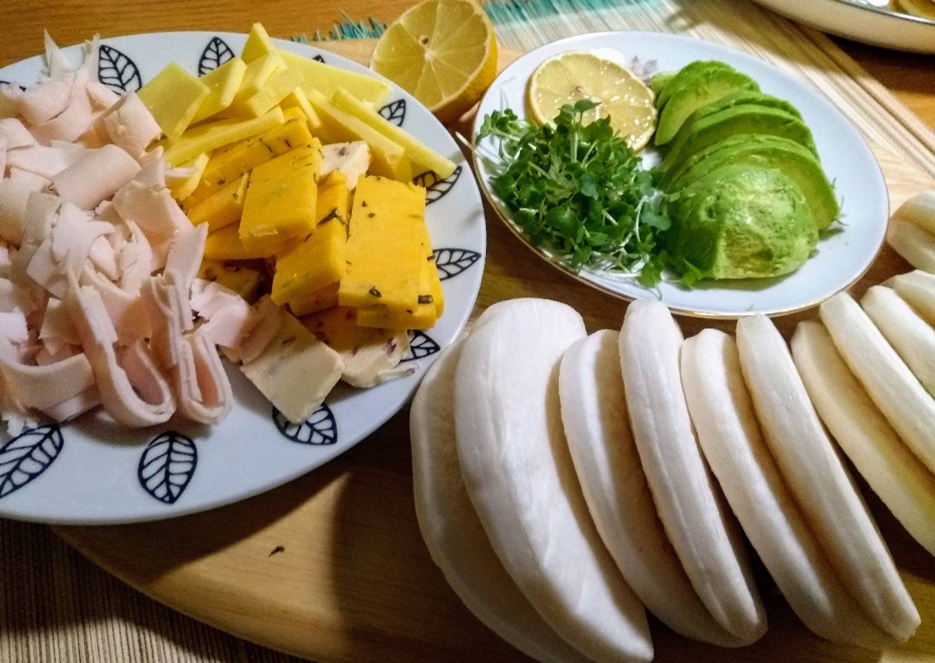 Bao buns rellenos con aguacate y quesos cheddar y cress (berro germinado)