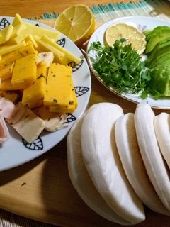 Una foto de Bao buns rellenos con aguacate y quesos cheddar y cress (berro germinado)