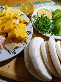 Una foto de Bao buns rellenos con aguacate y quesos cheddar y cress (berro germinado)