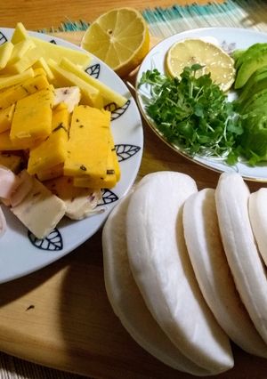 Una foto de Bao buns rellenos con aguacate y quesos cheddar y cress (berro germinado)