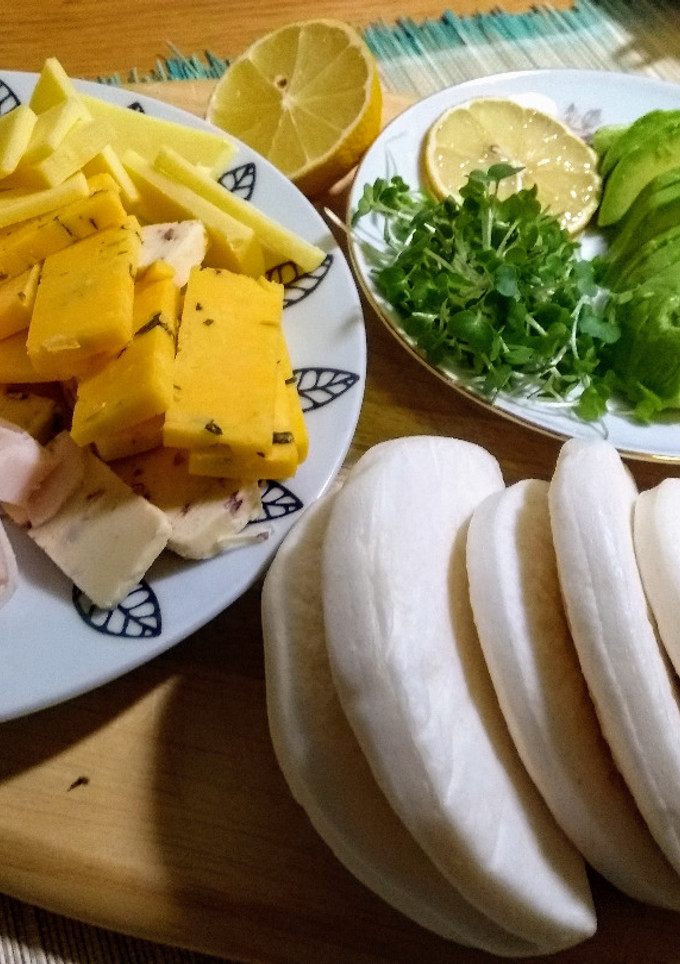 Una foto de Bao buns rellenos con aguacate y quesos cheddar y cress (berro germinado)