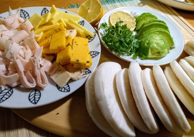 Bao buns rellenos con aguacate y quesos cheddar y cress (berro germinado)