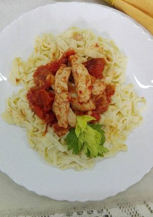 Una foto de Fetuchinis con salsa de tomates secos y pollo