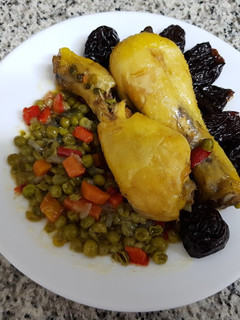Una foto de Muslitos de pollo con verduras y ciruelas