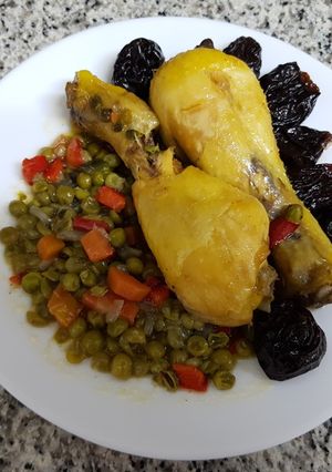 Foto principal de Muslitos de pollo con verduras y ciruelas