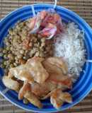 Lentejas con pollo dorado y ensalada