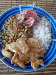 Una foto de Lentejas con pollo dorado y ensalada