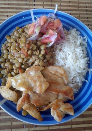 Una foto de Lentejas con pollo dorado y ensalada