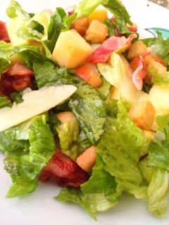 Una foto de Ensalada con manzana y bacon
