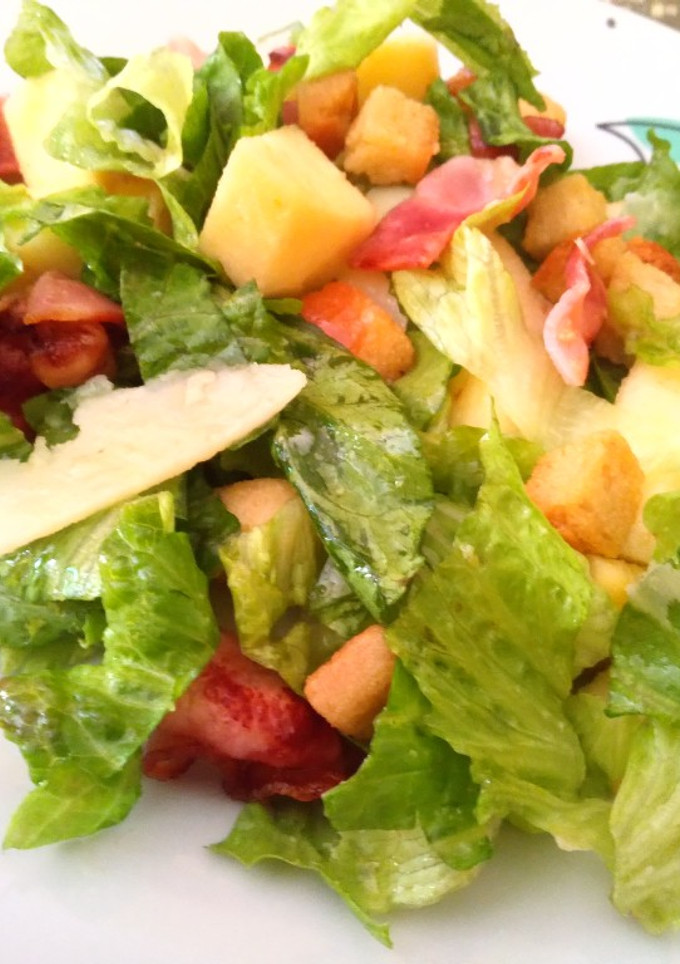 Una foto de Ensalada con manzana y bacon