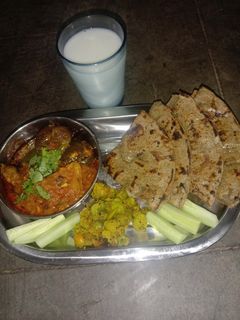 ભરેલા રીંગણાં ને રોટલા રેસીપી મુખ્ય ફોટો