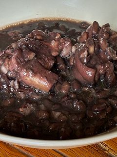Una foto de Alubias de Tolosa con manitas de cerdo