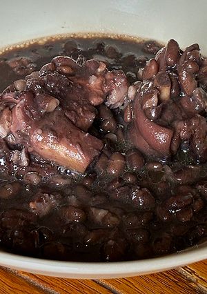 Una foto de Alubias de Tolosa con manitas de cerdo