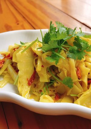 Hình của món Măng đắng xào nghệ.